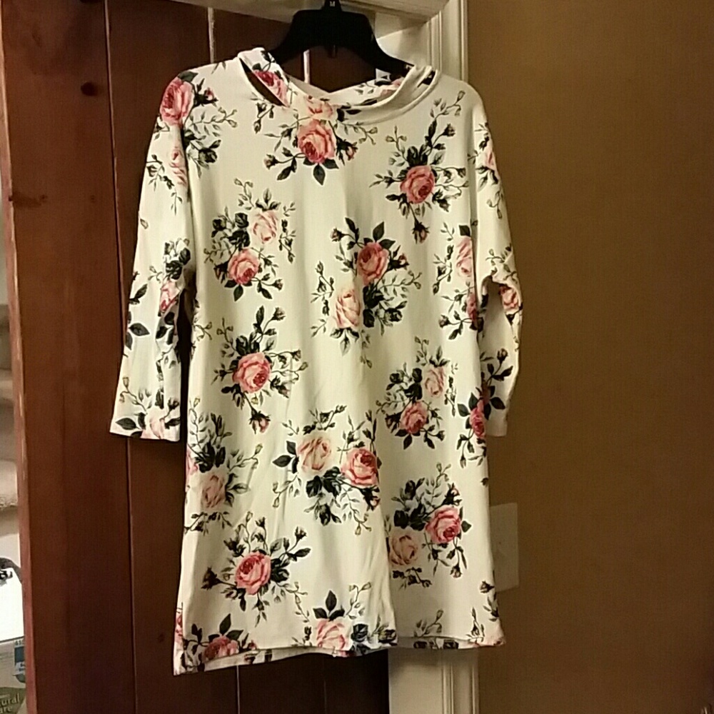 Boutique Floral Tunic criss cross back, so soft